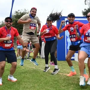 Bimbo celebrando 30 años junto a los participantes de la carrera
