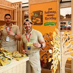 Participantes compartiendo en el stand de Sasinismo