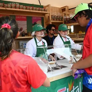 Participantes visitando el stand de Vital