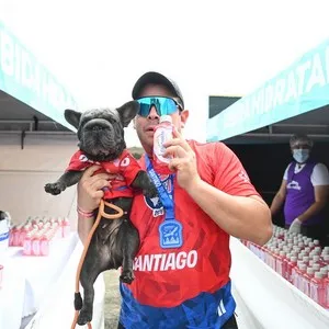 Corredores celebrando al terminar la Bimbo Global Race 2026