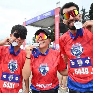 Corredores mostrando su medalla de la Bimbo Global Race