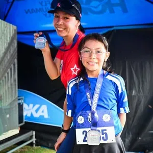 Participantes felices con su medalla de la Bimbo Global Race