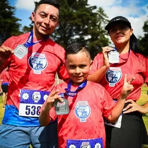 Corredores posando con la medalla de la carrera