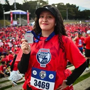 Atletas celebrando después de completar la Bimbo Global Race
