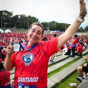 Participante sosteniendo la medalla de la Bimbo Global Race
