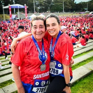 Corredores compartiendo la celebración después de la carrera