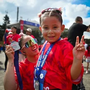 Participantes celebrando el logro de completar la carrera