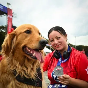 Participantes celebrando juntos con sus medallas
