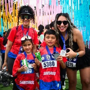 Corredores posando después de completar la Bimbo Global Race