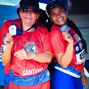 Participantes con sus medallas en la zona de llegada