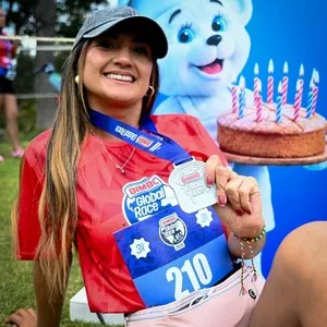 Corredores compartiendo su logro después de la carrera