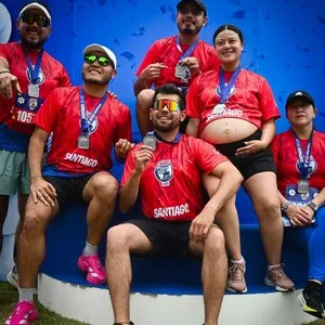 Participantes sonriendo con la medalla de la Bimbo Global Race