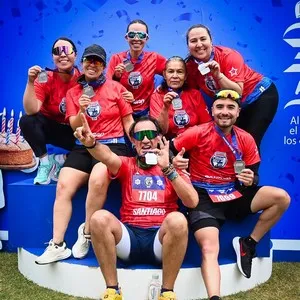 Atletas mostrando sus medallas al finalizar la jornada