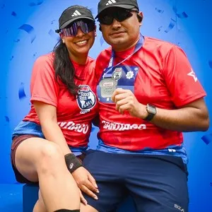 Corredores disfrutando el momento de recibir su medalla