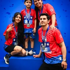 Participantes celebrando con amigos después de la Bimbo Global Race