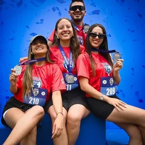 Corredores con la medalla de la Bimbo Global Race 2026