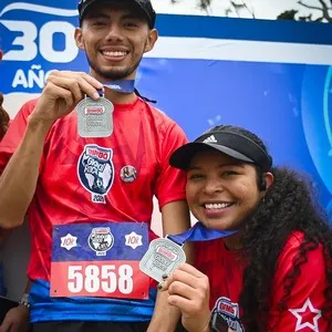 Personas celebrando el final de la Bimbo Global Race