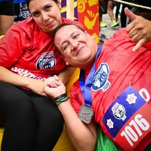 Corredores orgullosos de completar la carrera