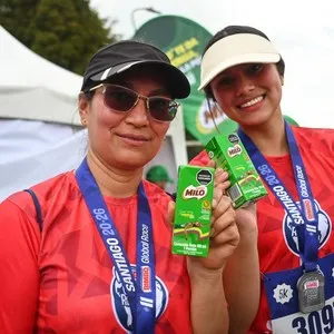 Corredores compartiendo con Milo en la carrera