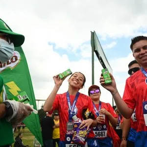 Corredores disfrutando las actividades de Milo