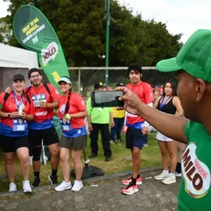 Milo acompañando a los participantes de la Bimbo Global Race