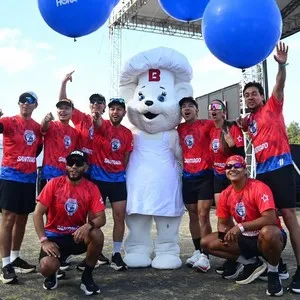 Participantes corriendo junto a los pacers