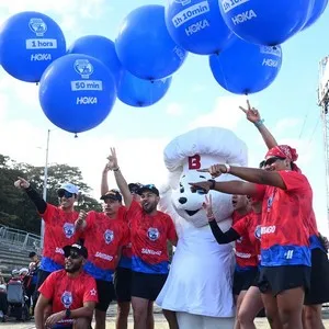Pacers compartiendo con los corredores antes de la carrera