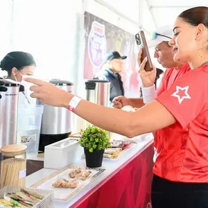 Corredores disfrutando el ambiente de la carrera