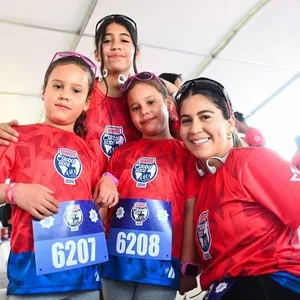Personas compartiendo momentos especiales en la Bimbo Global Race