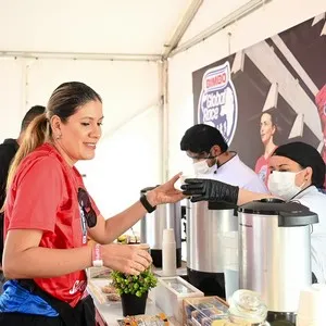 Participantes sonriendo durante la jornada de la carrera