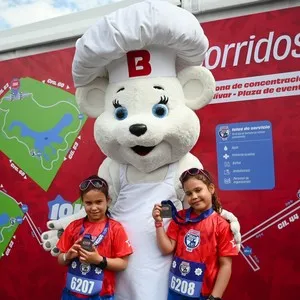 Personas disfrutando la jornada deportiva de la Bimbo Global Race