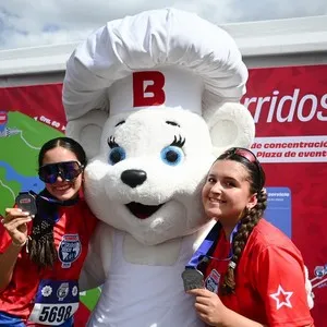 Personas disfrutando el ambiente de la carrera en Bogotá