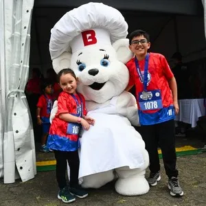 Corredores celebrando juntos en la Bimbo Global Race