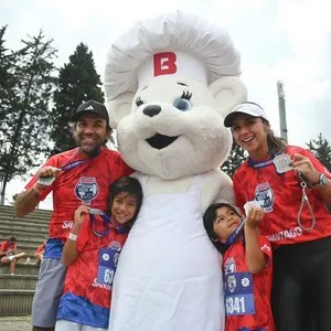 Participantes celebrando su logro después de correr
