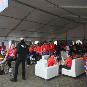 Amigos celebrando al finalizar la Bimbo Global Race