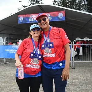 Personas disfrutando la celebración después de la carrera