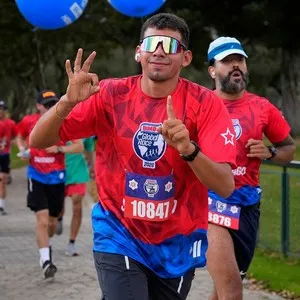 Participantes celebrando durante Bimbo Global Race 2026