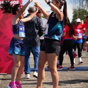 Corredores disfrutando el ambiente de carrera Bimbo Global Race 2026