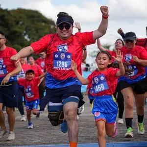 Participantes corriendo juntos en Bimbo Global Race 2026