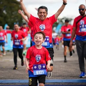 Grupo de corredores en Bimbo Global Race 2026