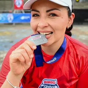 Corredores celebrando después de la carrera Bimbo Global Race 2026