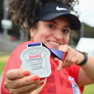 Corredores compartiendo la celebración Bimbo Global Race 2026