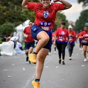 Corredores con sus medallas Bimbo Global Race 2026