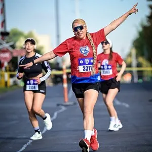 Participantes mostrando sus medallas Bimbo Global Race 2026