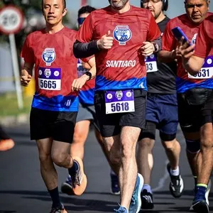 Corredores celebrando con medallas Bimbo Global Race 2026
