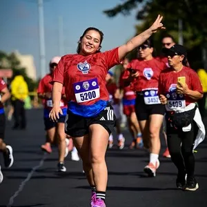 Participantes después de recibir su medalla Bimbo Global Race 2026
