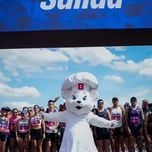 Corredores participando en actividades Bimbo Global Race 2026