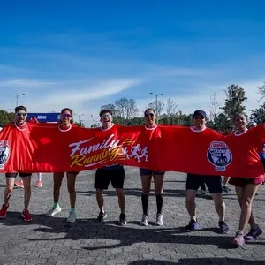 Participantes disfrutando las zonas de experiencia Bimbo Global Race 2026
