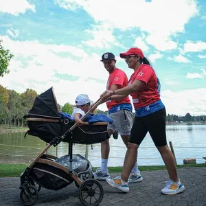 Participantes celebrando el espíritu deportivo Bimbo Global Race 2026