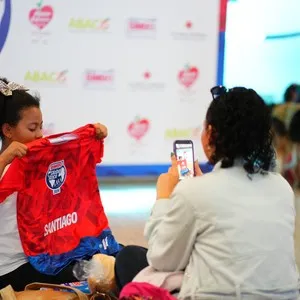 Participantes disfrutando la entrega de kits en la Bimbo Global Race 2026